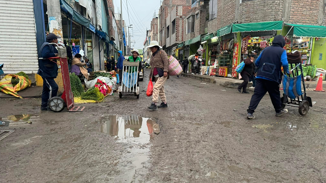 Lluvias causan filtraciones en 25 centros comerciales de la plataforma Avelino Cáceres en Arequipa